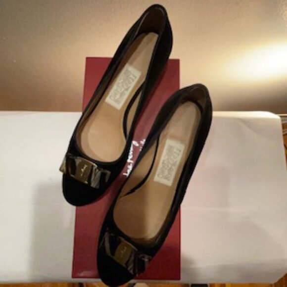 Salvatore Ferragamo Vara Bow Pumps Luxurious Black Velvet Upper 8.5B - Picture 5 of 12